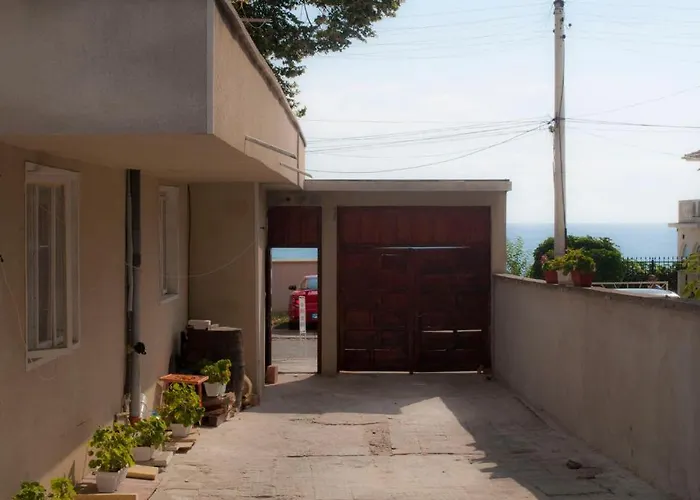 Ivanka Ground Floor 酒店 *